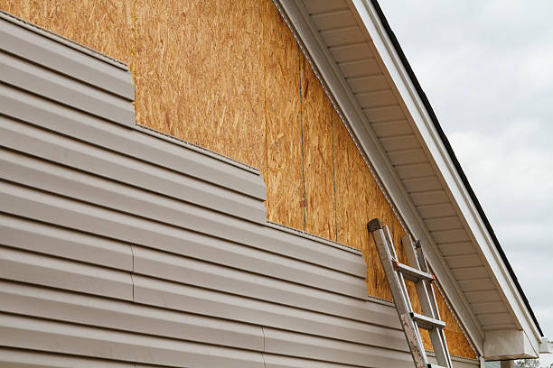 Professional Vinyl Siding technician working in Grand River, OH
